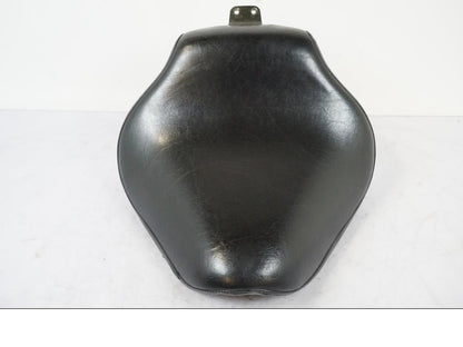 Vänster sida på Sadel från en Yamaha XVS 1100 -2000 motorcykel.