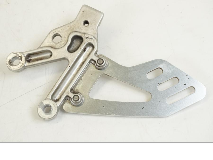 Vänster sida på Fotpinnefäste från en Aprilia Tuono V4R -2011 motorcykel.