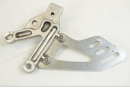 Vänster sida på Fotpinnefäste från en Aprilia Tuono V4R -2011 motorcykel.