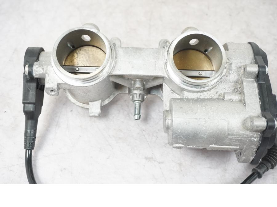 Baksidan på Spjällhus från en BMW F 800 R -2018 motorcykel.