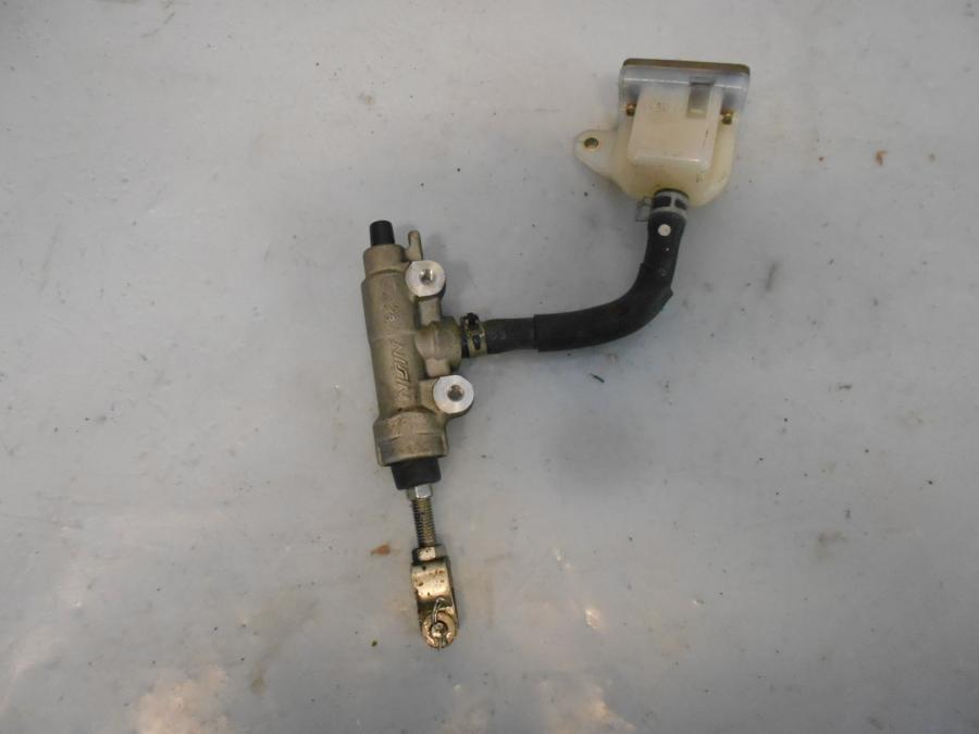 Framsidan på Bromshuvudcylinder från en Suzuki GSX 1400 -2003 motorcykel.