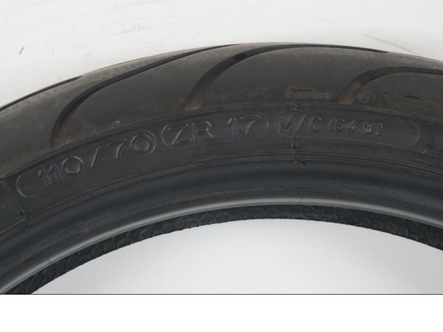 Höger sida på <p>Begagnad däck av märket Michelin och modell Pilot Power 2CT.</p>

<p>Dimension 110/70ZR17 M/C (54W). </p>

<p>Mönsterdjup ca: 3,00mm.</p>

<p>Mönsterdjup yttre kant ca: 3,75mm.</p>

<p>Tillv: vecka 33 år 2021.</p> moped.