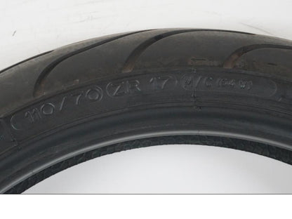 Höger sida på <p>Begagnad däck av märket Michelin och modell Pilot Power 2CT.</p>

<p>Dimension 110/70ZR17 M/C (54W). </p>

<p>Mönsterdjup ca: 3,00mm.</p>

<p>Mönsterdjup yttre kant ca: 3,75mm.</p>

<p>Tillv: vecka 33 år 2021.</p> moped.