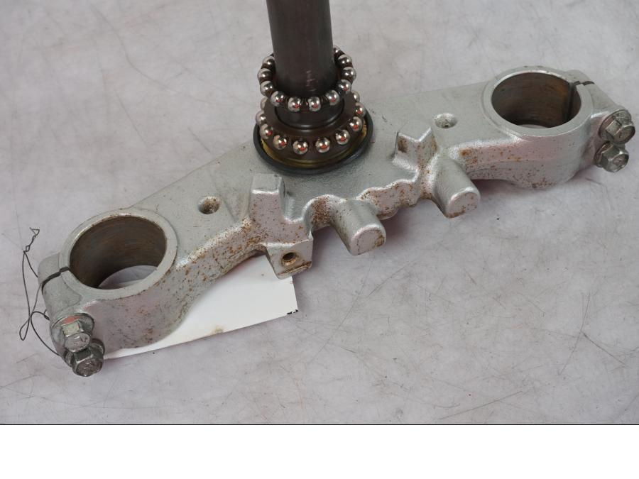 Vänster sida på Gaffelkrona från en Suzuki SV 650 -1999 motorcykel.