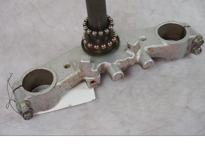 Vänster sida på Gaffelkrona från en Suzuki SV 650 -1999 motorcykel.