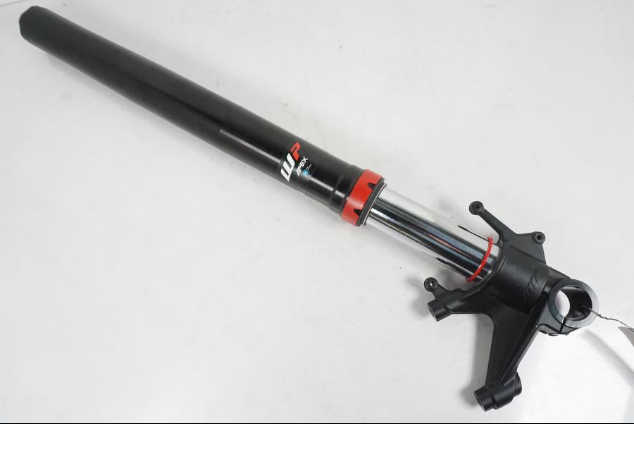Framsidan på Gaffelben från en KTM 1290 Super Duke R -2022 motorcykel.