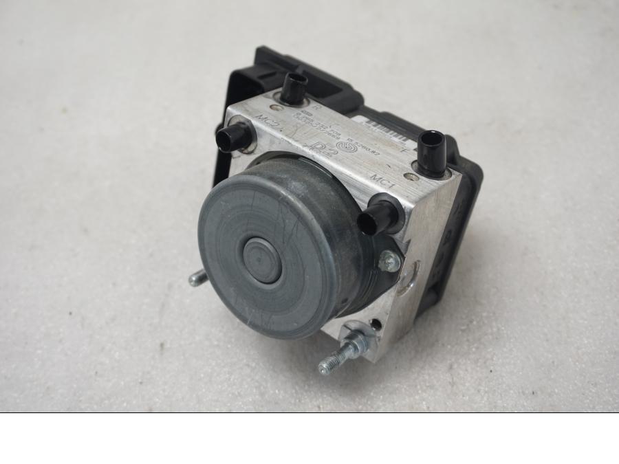 Baksidan på ABS Modulator från en Ducati Monster 796 -2013 motorcykel.