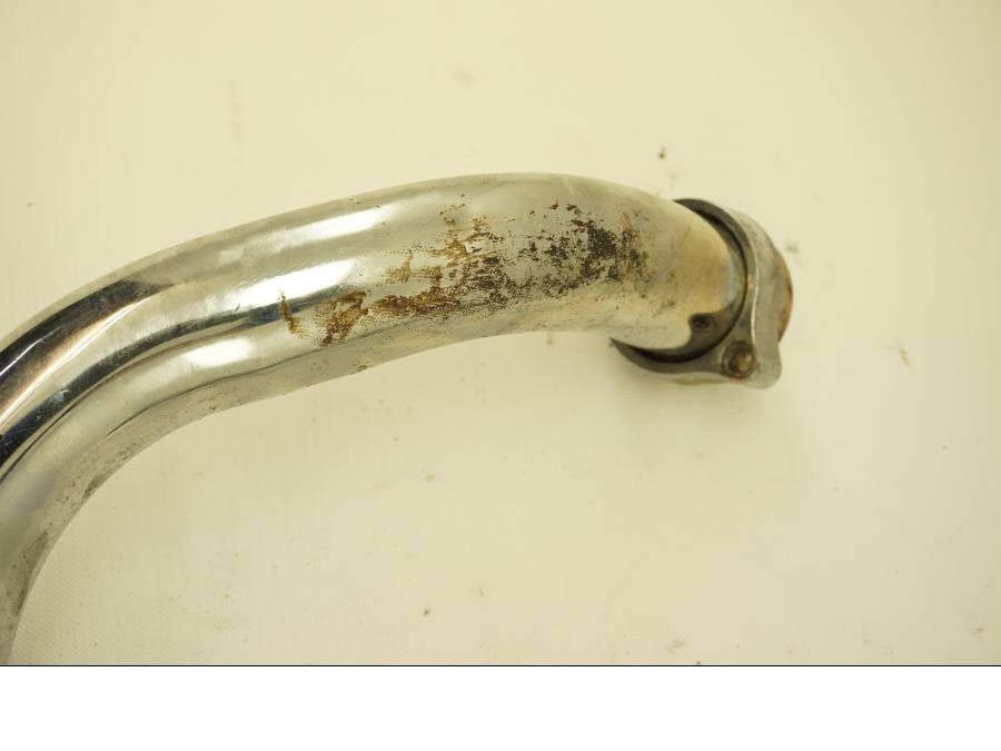 Snett uppifrån på Grenrör från en Suzuki VS 1400 -2001 motorcykel.