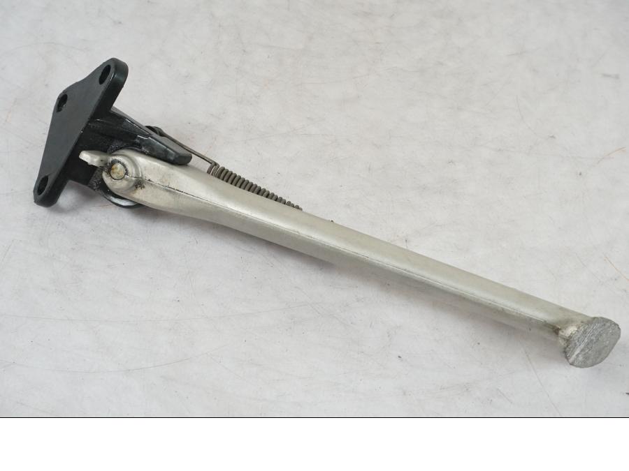 Snett uppifrån på Sidostöd från en Triumph Daytona 955I -2000 motorcykel.