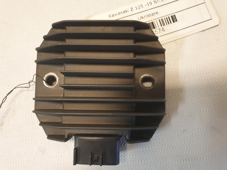Framsidan på Likriktare från en Kawasaki Z 125 -2019 motorcykel.