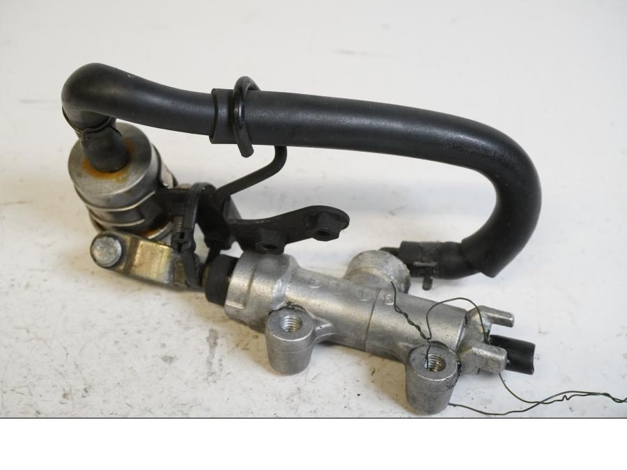 Framsidan på Bromshuvudcylinder från en Kawasaki ZX-10R -2006 motorcykel.