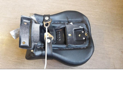 Baksidan på Sadel från en H-D Softail Heritage Classic FLSTC/I -2004 motorcykel.