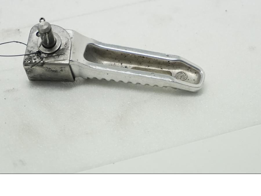 Baksidan på Fotpinne från en BMW S 1000 RR -2010 motorcykel.