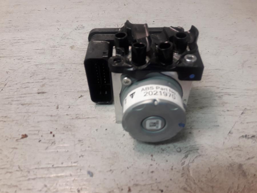 Framsidan på ABS Modulator från en Triumph Speed Twin -2019 motorcykel.