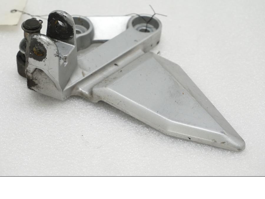 Framsidan på Fotpinnefäste från en Suzuki SV 1000 -2007 motorcykel.