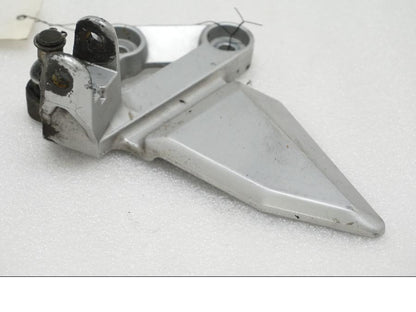 Framsidan på Fotpinnefäste från en Suzuki SV 1000 -2007 motorcykel.