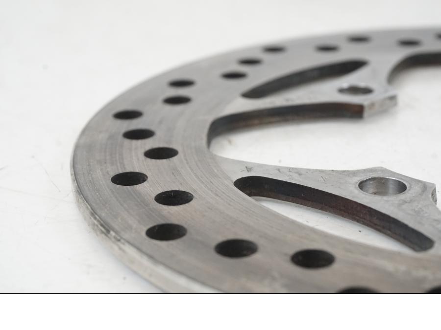 Höger sida på Bromsskiva från en Triumph Speed Triple -2021 motorcykel.