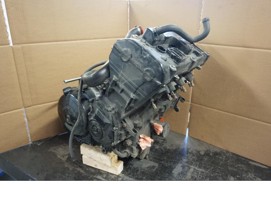 Vänster sida på Motor från en Honda CBR 1100 XX -1998 motorcykel.