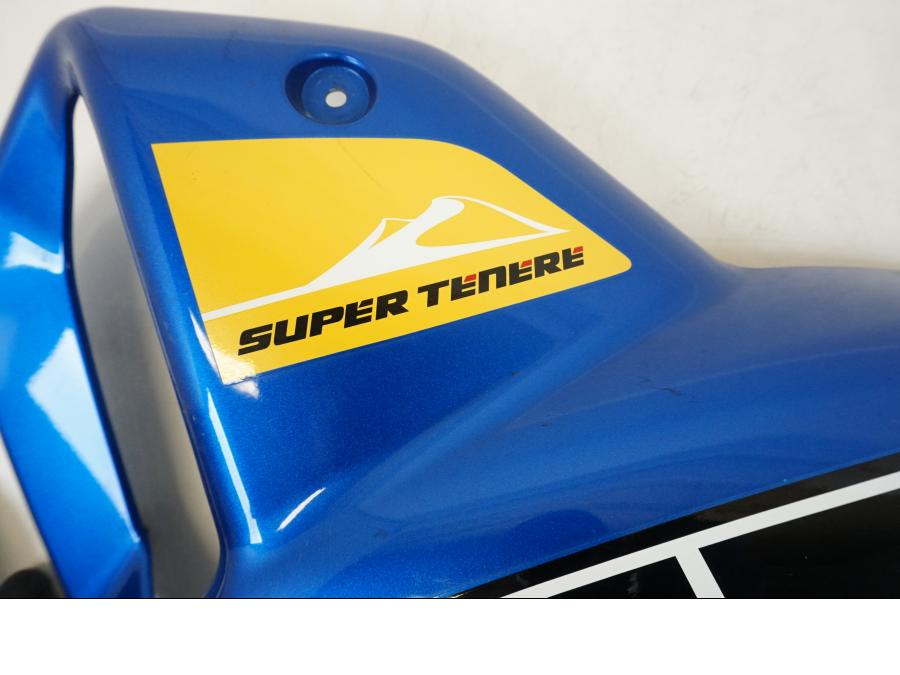 Vänster sida på Sidkåpa från en Yamaha XT 1200 A -2010 motorcykel.