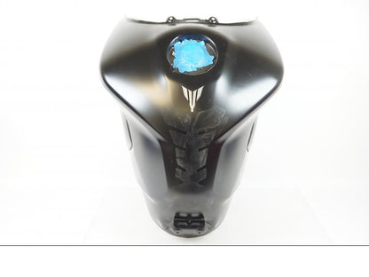 Snett nerifrån på Bensintank från en Yamaha MT-09 -2017 motorcykel.