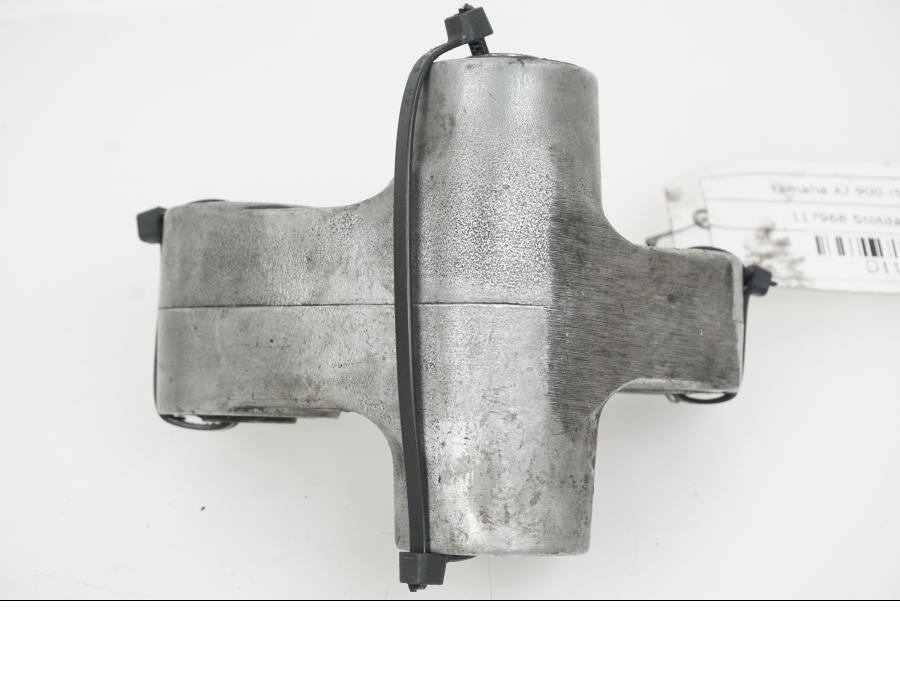 Höger sida på Stötdämparlänkage från en Yamaha XJ 900 -1997 motorcykel.