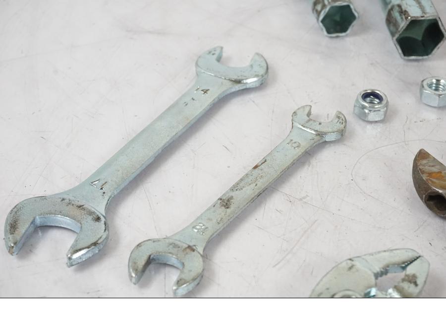 Vänster sida på Verktyg från en Suzuki VL 800 -2002 motorcykel.