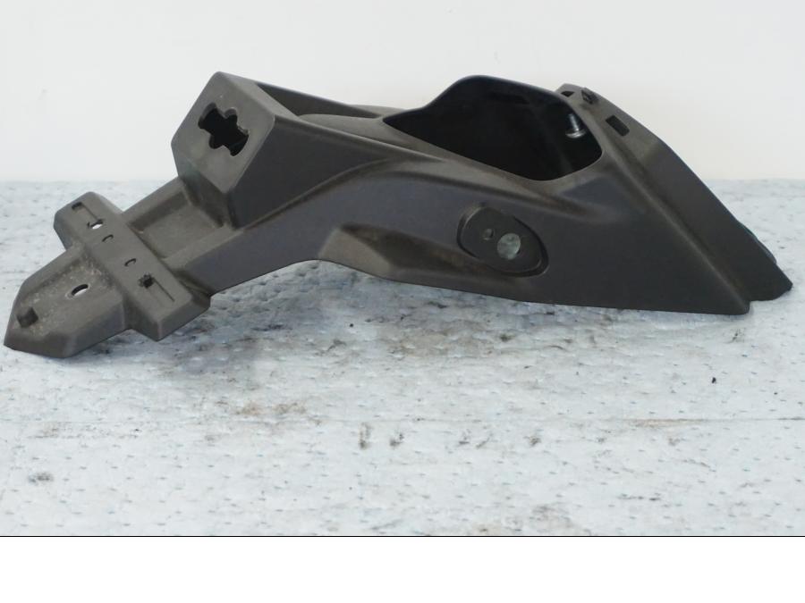 Baksidan på Skylthållare från en Suzuki GSX 1300 BK -2008 motorcykel.