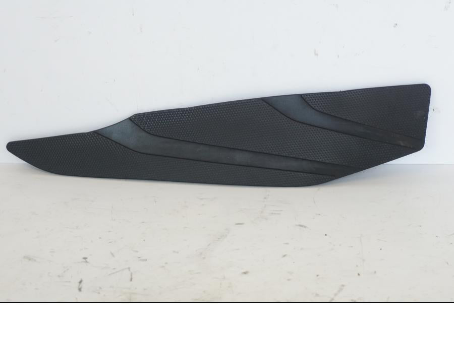 Framsidan på Fotplatta från en Yamaha X-Max 250 -2016 scooter.