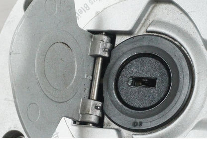 Snett uppifrån på <p>Låssats från BMW K 1200 R Sport 2007.</p>

<p>1st nyckel och en plastkopia, sadellås, tanklock, tändningslås (saknas plastbit vid en av kontakterna).</p> motorcykel.