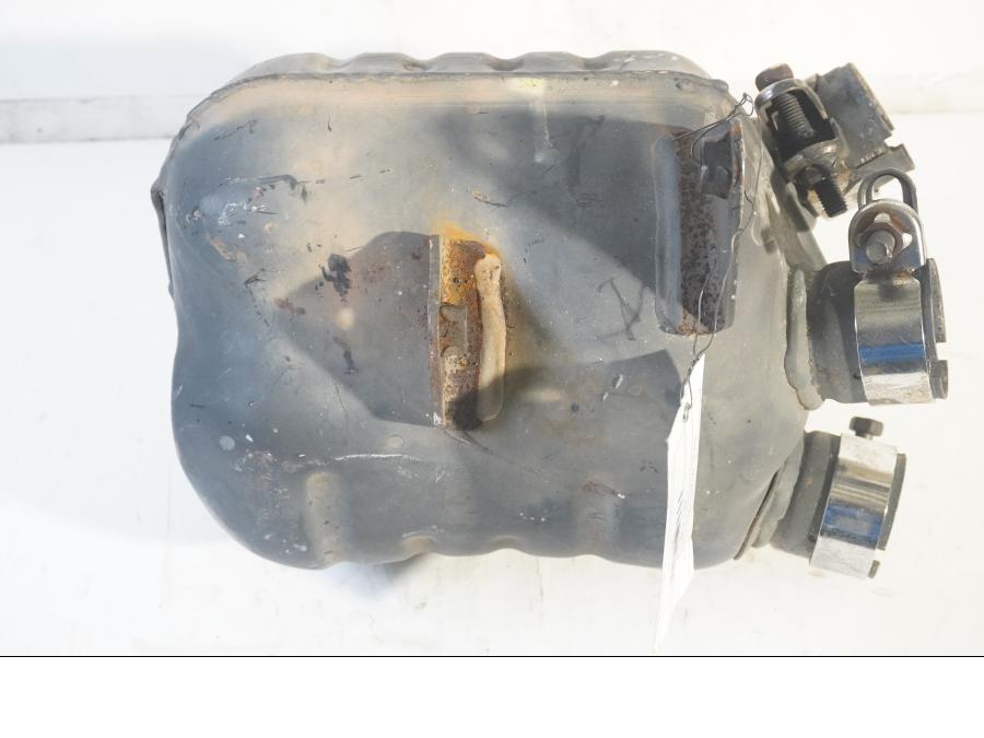 Baksidan på Mellanburk från en Suzuki VZ 1600 -2005 motorcykel.