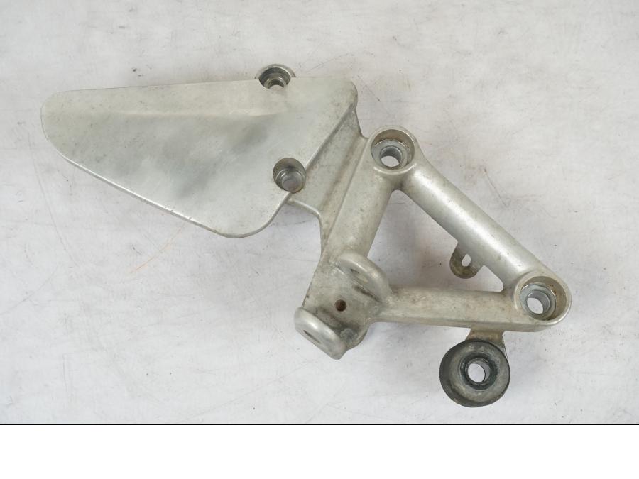 Framsidan på Fotpinnefäste från en Honda CBR 1100 XX -1999 motorcykel.