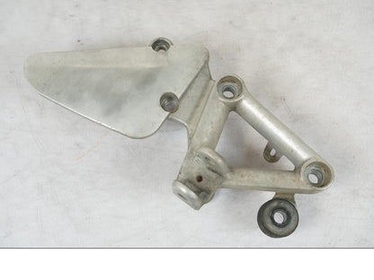 Framsidan på Fotpinnefäste från en Honda CBR 1100 XX -1999 motorcykel.