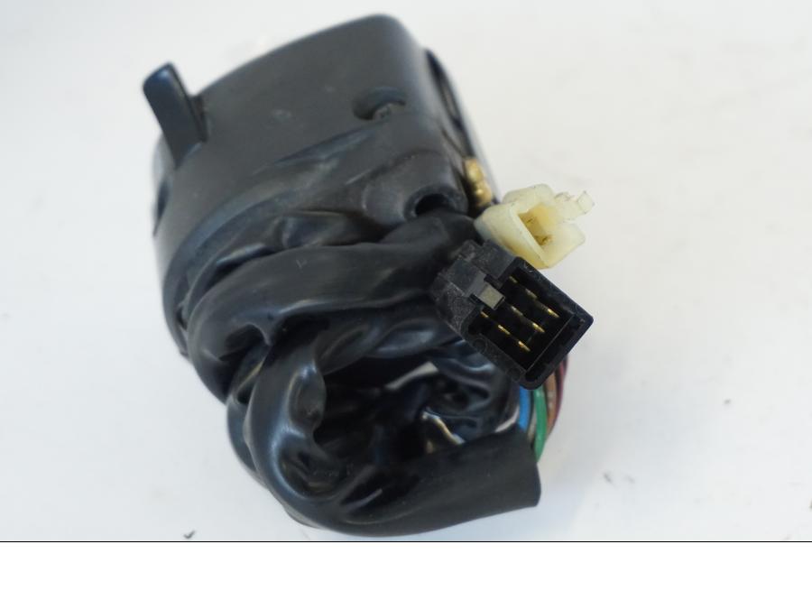 Snett uppifrån på Styrelreglage från en Kawasaki ZR-7 -2001 motorcykel.