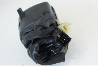 Snett uppifrån på Styrelreglage från en Kawasaki ZR-7 -2001 motorcykel.