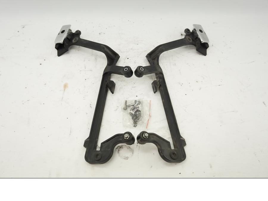 Framsidan på Sidoväskhållare från en Honda ST 1100 -1999 motorcykel.