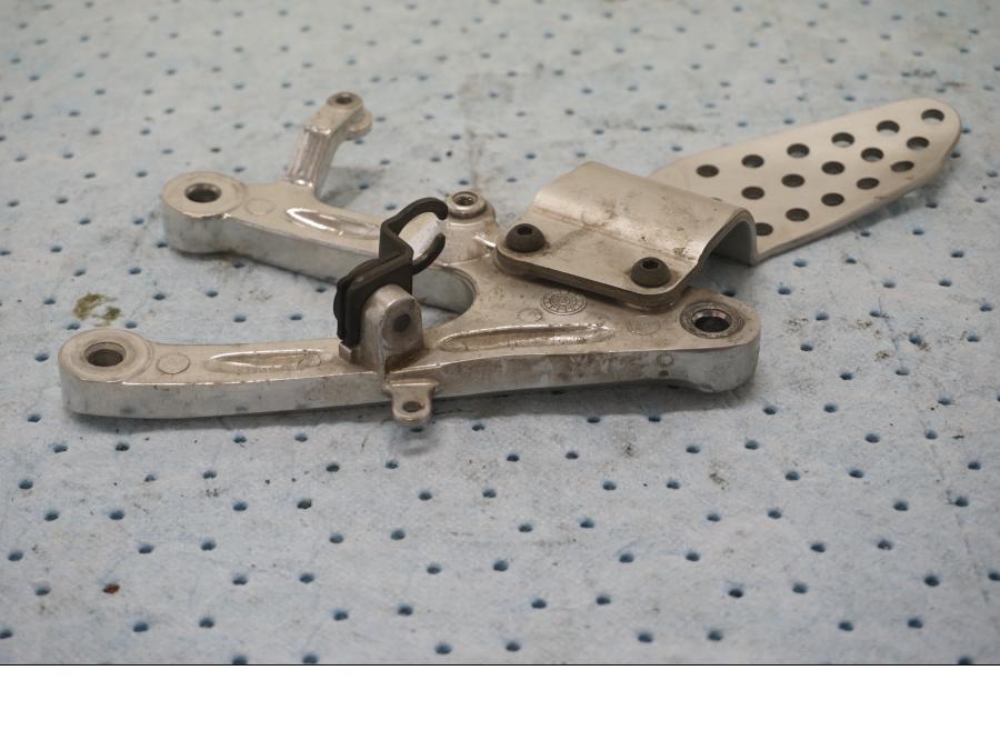 Baksidan på Fotpinnefäste från en Yamaha YZF 1000 R1 -2003 motorcykel.