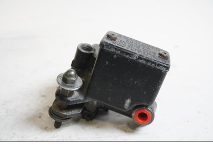 Höger sida på Bromshuvudcylinder från en Suzuki DR 750 S -1988 motorcykel.