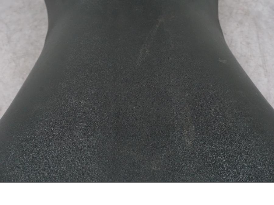 Vänster sida på Sadel från en Buell 1125 R -2008 motorcykel.