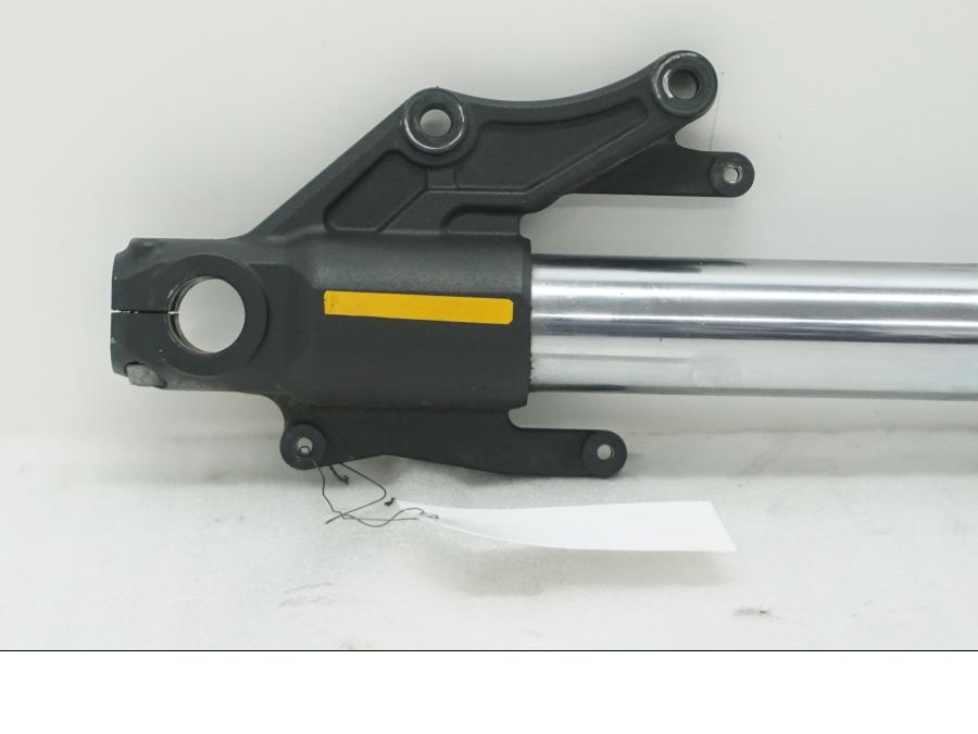 Höger sida på Gaffelben från en Triumph Tiger Explorer -2012 motorcykel.