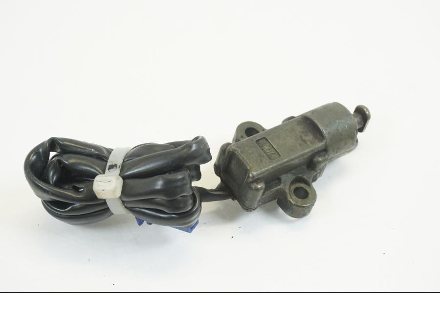 Baksidan på Sidostödsbrytare från en Yamaha FZ-S 600 -1999 motorcykel.