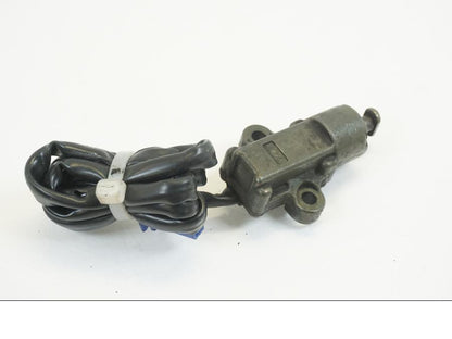 Baksidan på Sidostödsbrytare från en Yamaha FZ-S 600 -1999 motorcykel.