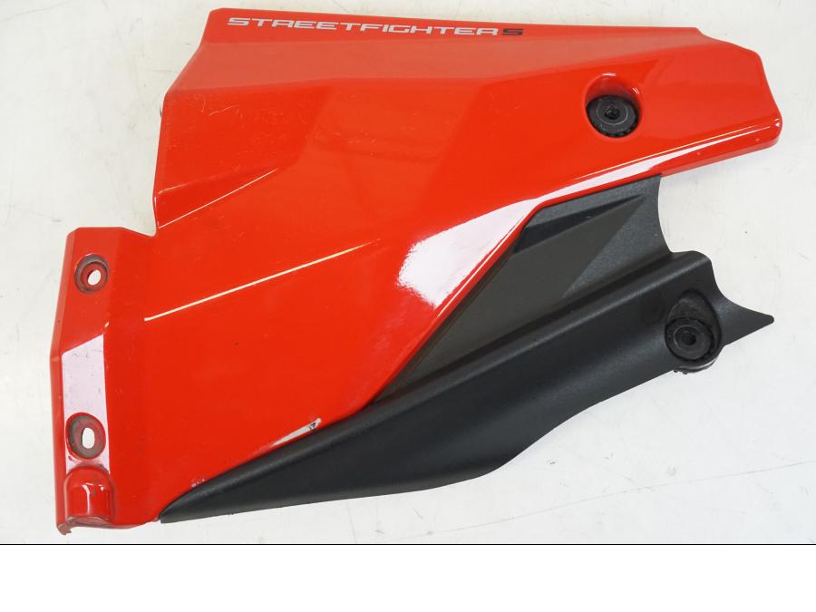 Framsidan på Magkåpa från en Ducati Streetfighter S -2011 motorcykel.