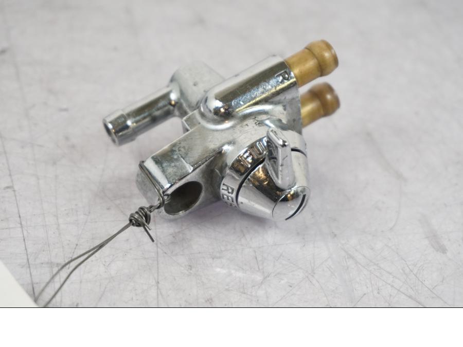 Framsidan på Bensinkran från en Suzuki VZ 800 -2000 motorcykel.