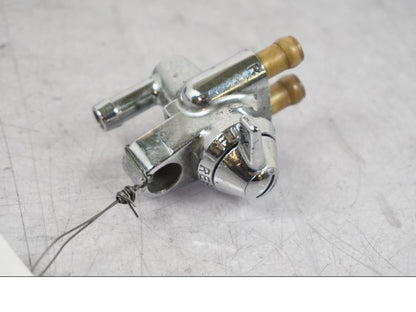 Framsidan på Bensinkran från en Suzuki VZ 800 -2000 motorcykel.