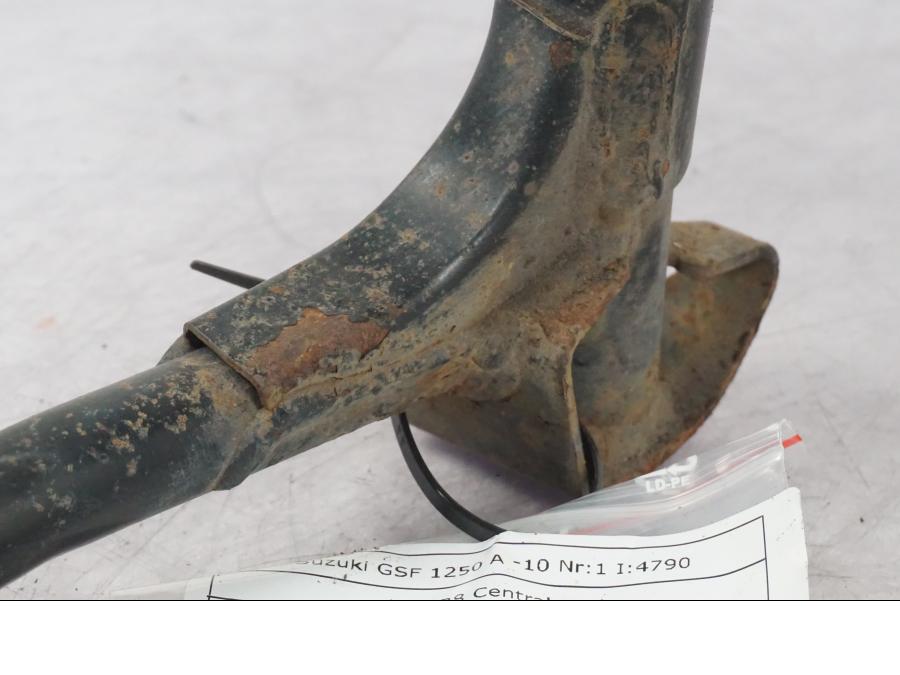 Snett nerifrån på Centralstöd från en Suzuki GSF 1250 -2010 motorcykel.