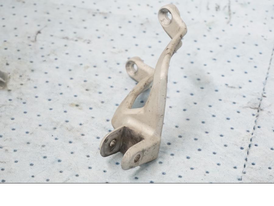 Baksidan på Fotpinnefäste från en KTM 690 Duke -2008 motorcykel.