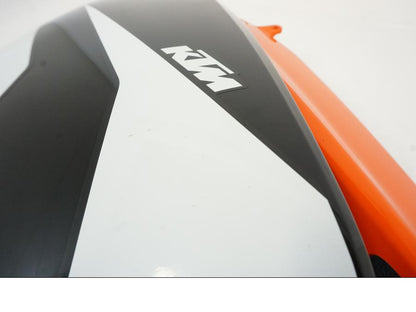 Baksidan på Sidkåpa från en KTM RC 390 -2017 motorcykel.