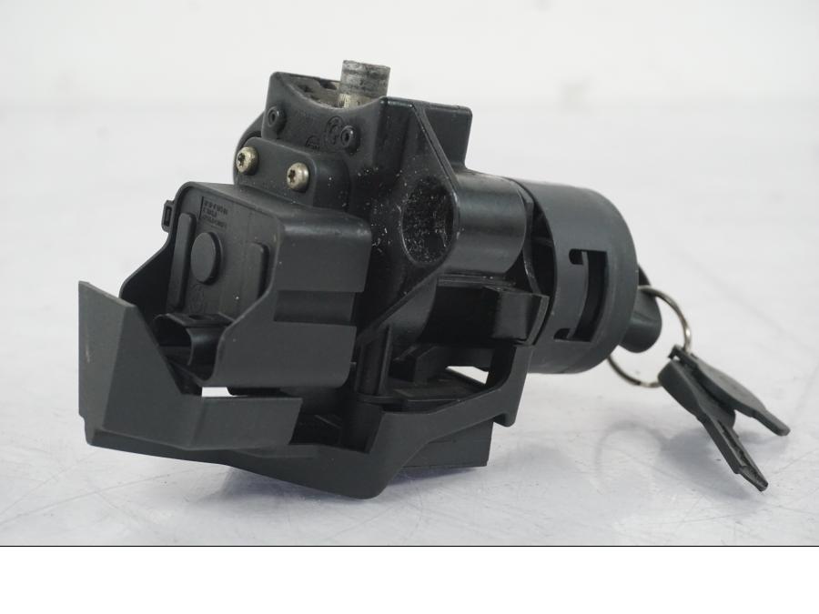 Extrabild6 på <p>Låssats från BMW R 1200 GS 2007.</p>

<p>Med tändningslås, tanklock, sadellås, 1st nyckel</p> motorcykel.