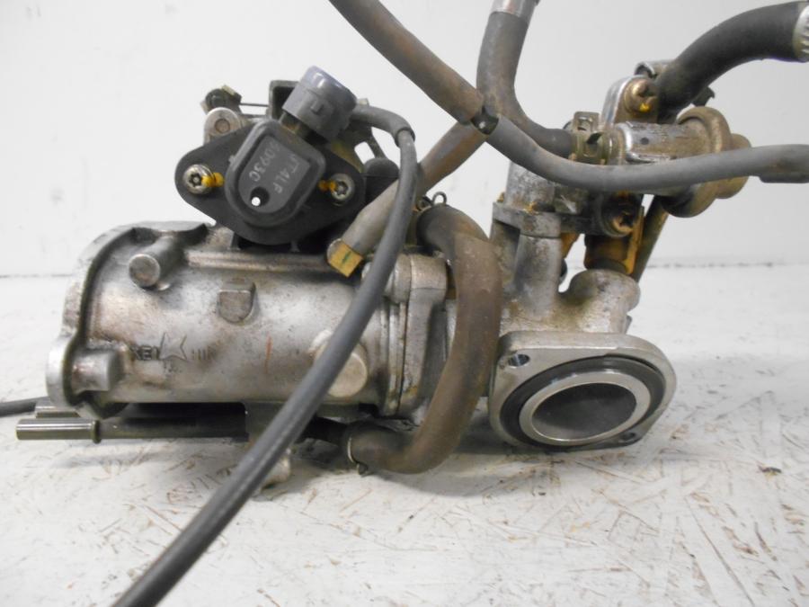 Höger sida på Spjällhus från en Suzuki VZ 1600 -2004 motorcykel.