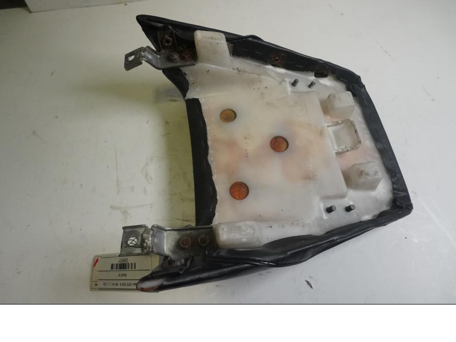 Snett nerifrån på Sadel från en Kawasaki GPZ 600 R -1985 motorcykel.